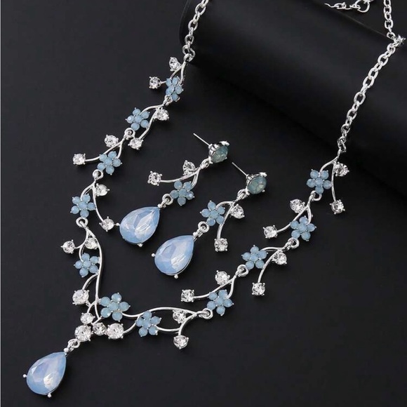 Elegant Blue Floral Teardrop Necklace & Earring Set - Picture 2 of 5